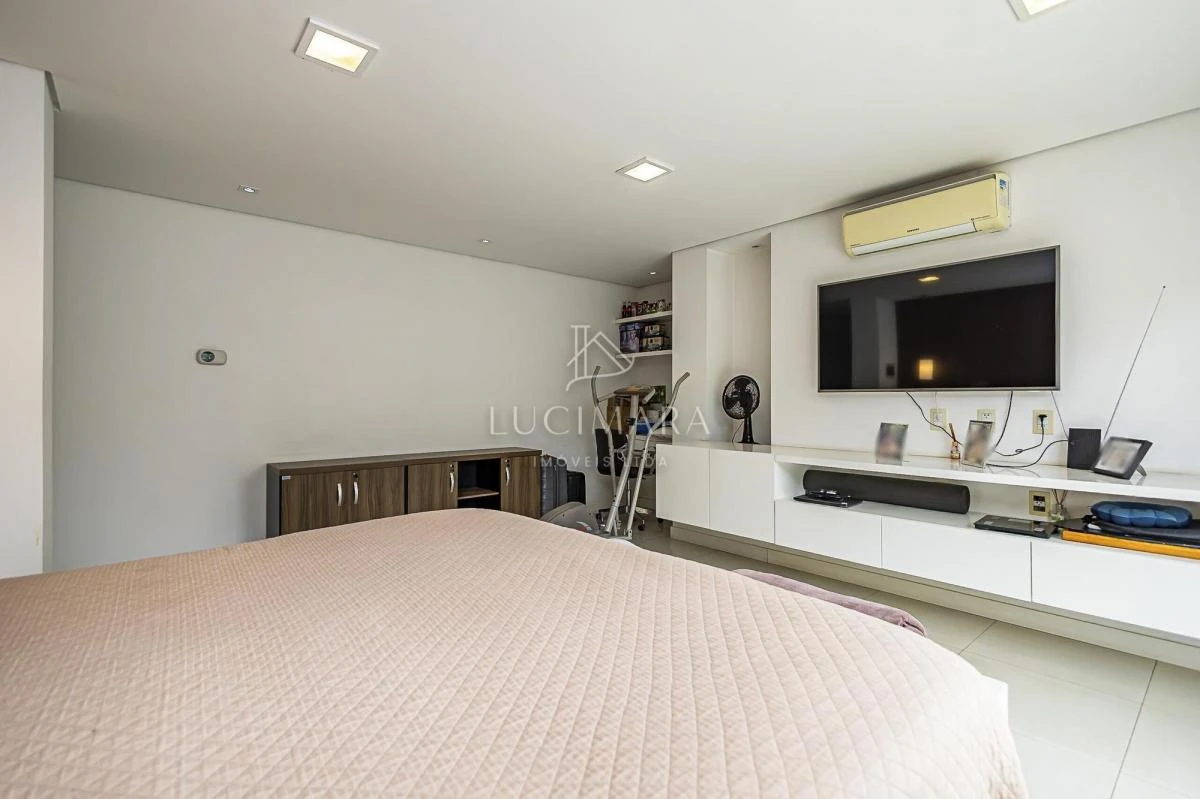 Bathtub in a 4-bedroom house, 400 m² — photo 20