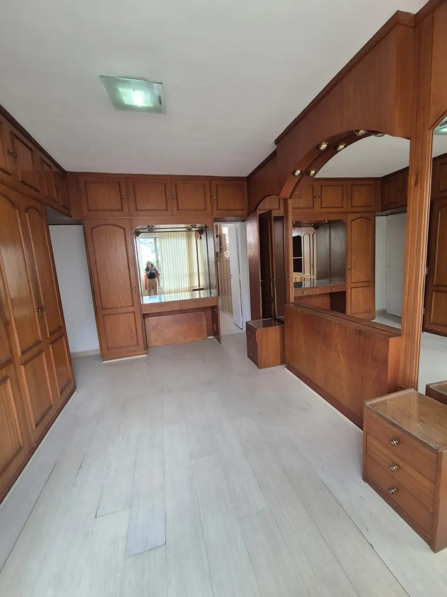 140 m² apartment with a bathtub and a home office — photo 9