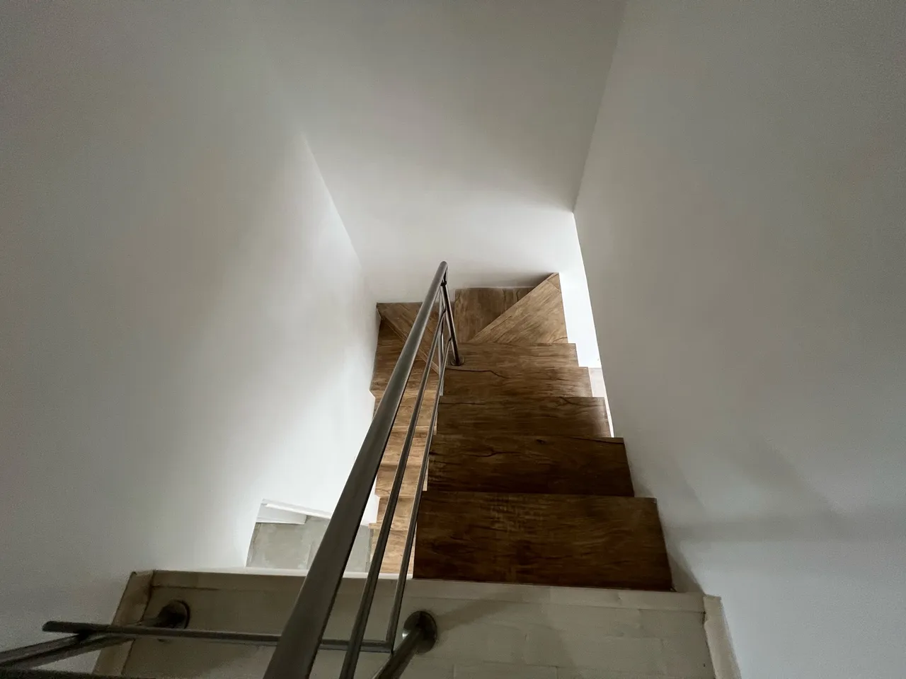 Balcony with a grill in a 2-bedroom house, 120 m² — photo 11
