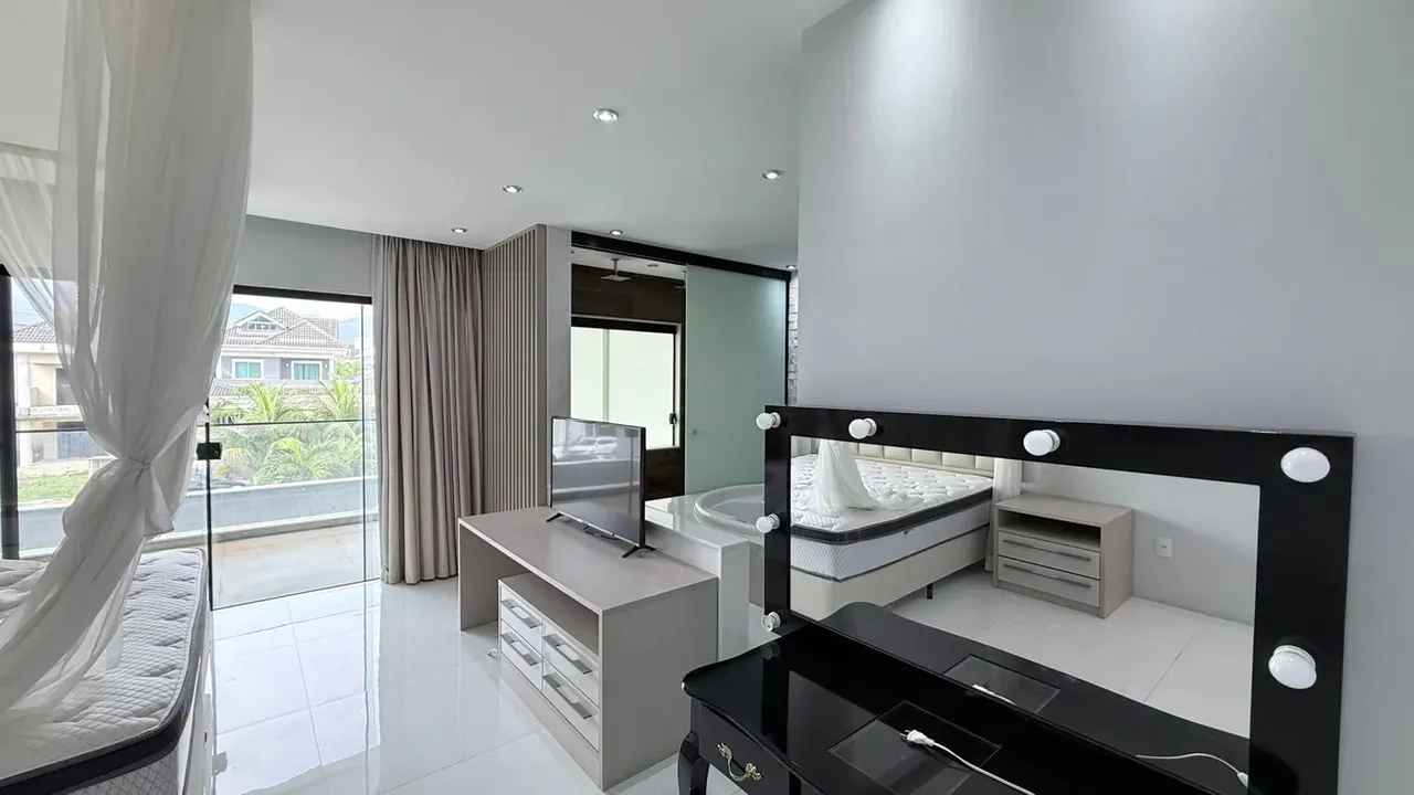 House with 6 bedrooms and an open kitchen with gas stove — photo 8