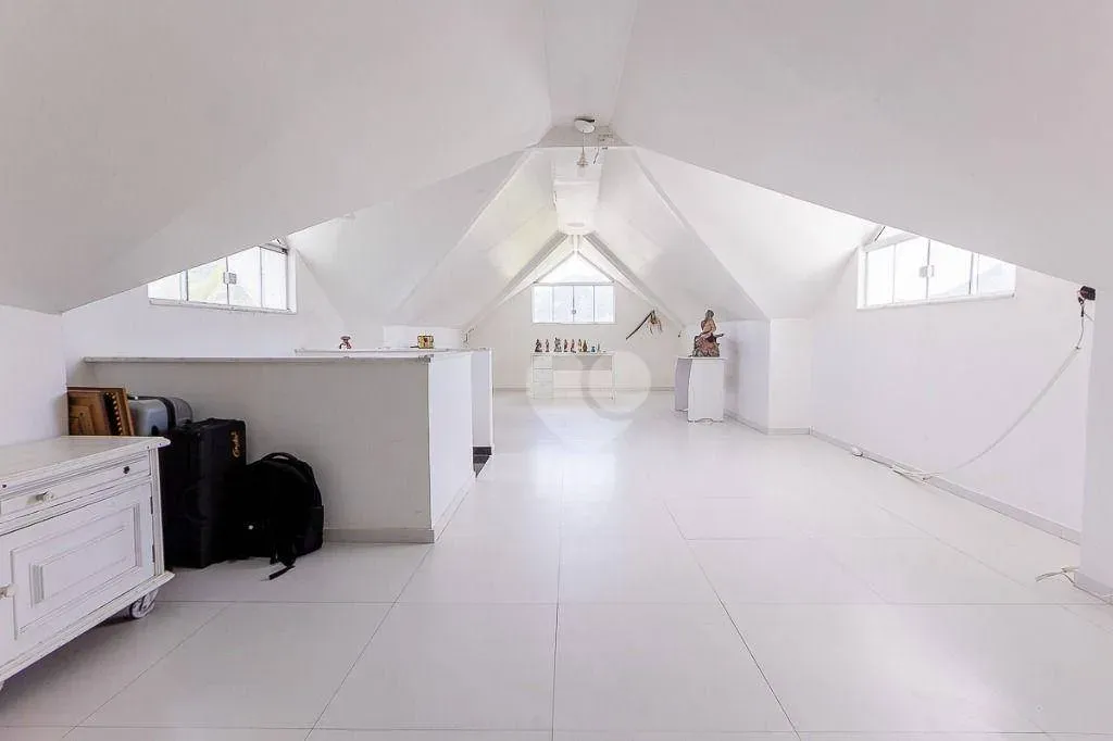 Furnished triplex house with 4 bedrooms and 370 m² — photo 46