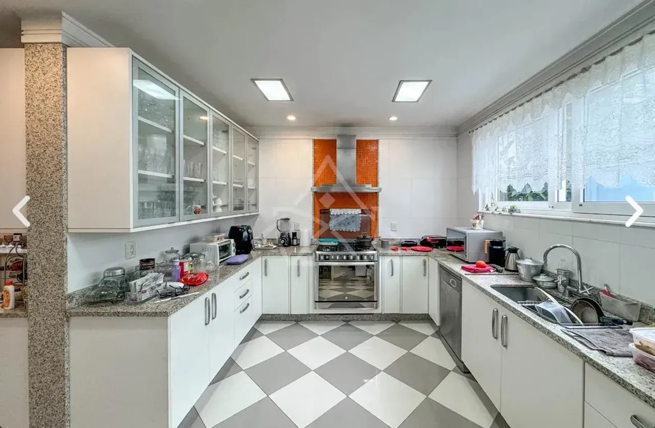 Furnished 4-bedroom house with open-plan kitchen — photo 11