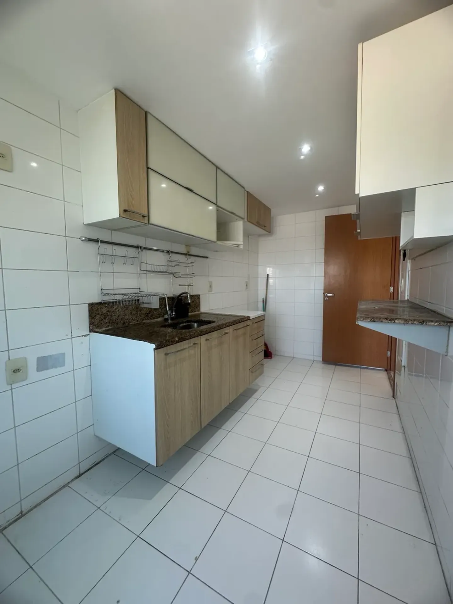 Furnished 3-bedroom apartment with 3 bathrooms — photo 13