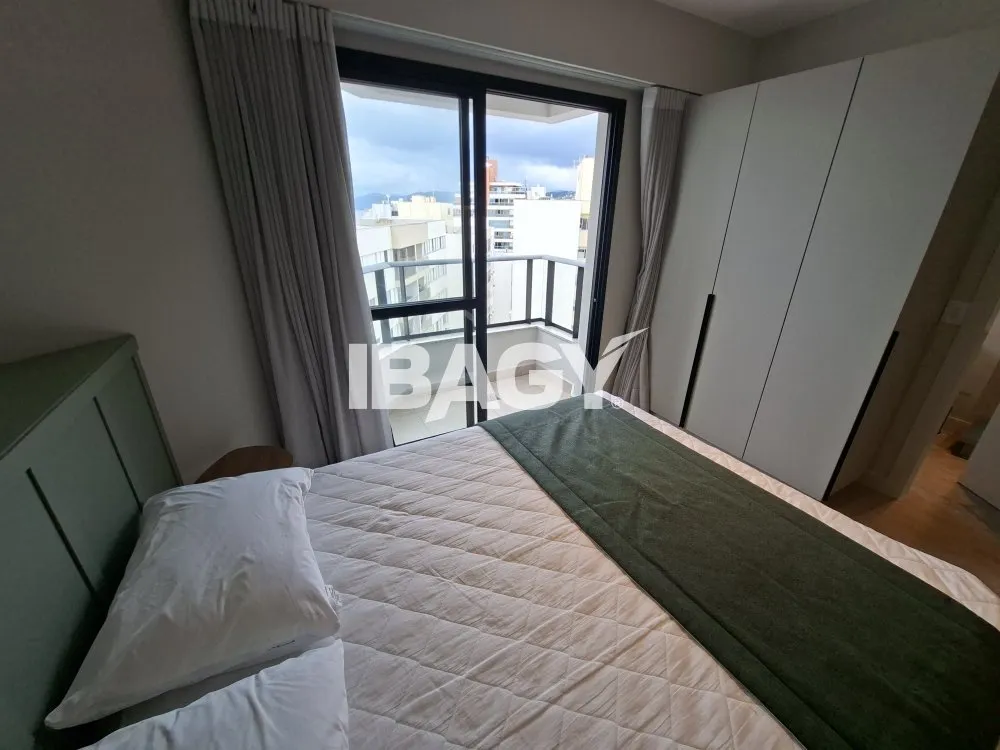 Studio with a glassed-in balcony and open-plan kitchen — photo 102