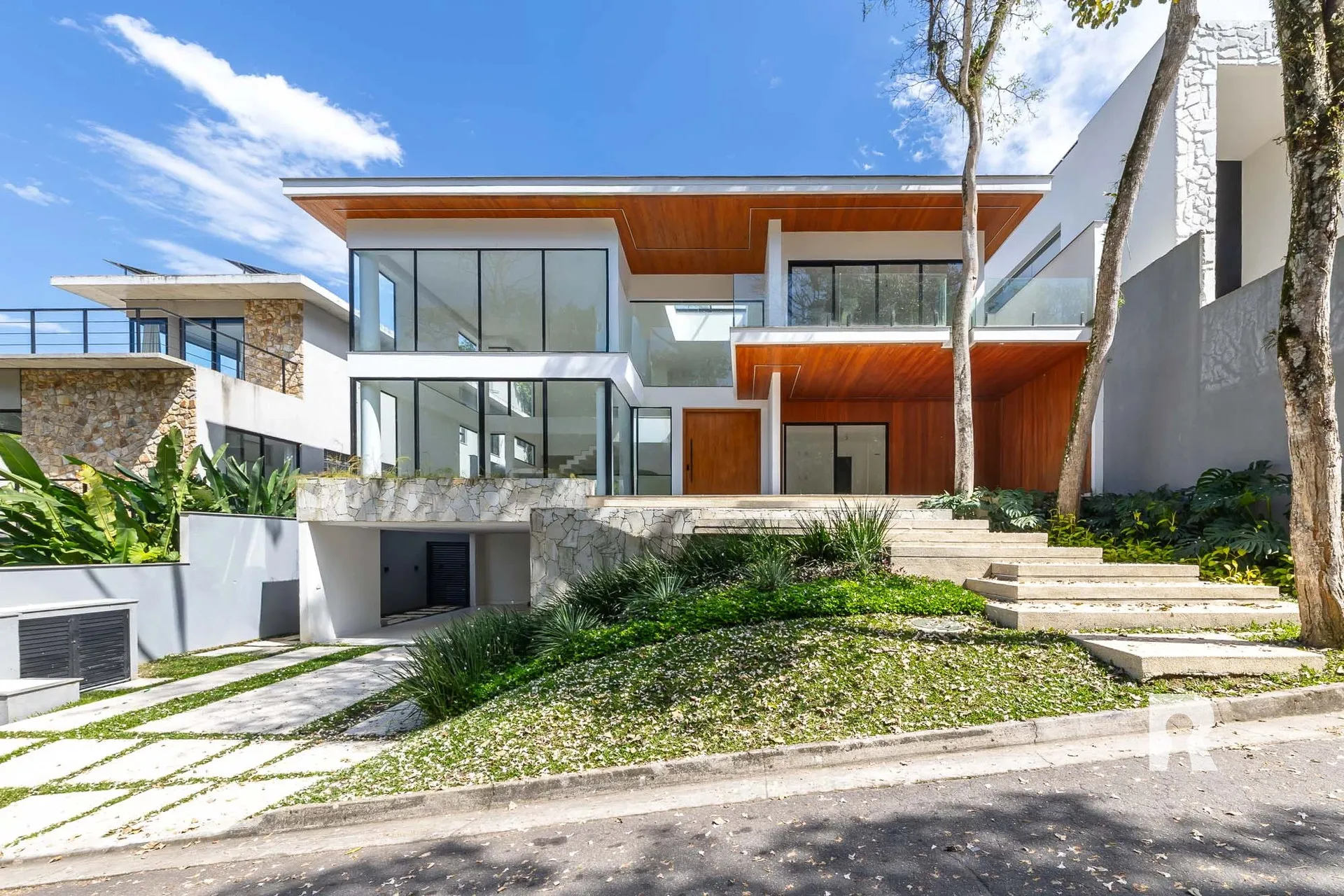 Casa moderna de 5 suítes com 7 banheiros e 2 vagas — photo 2
