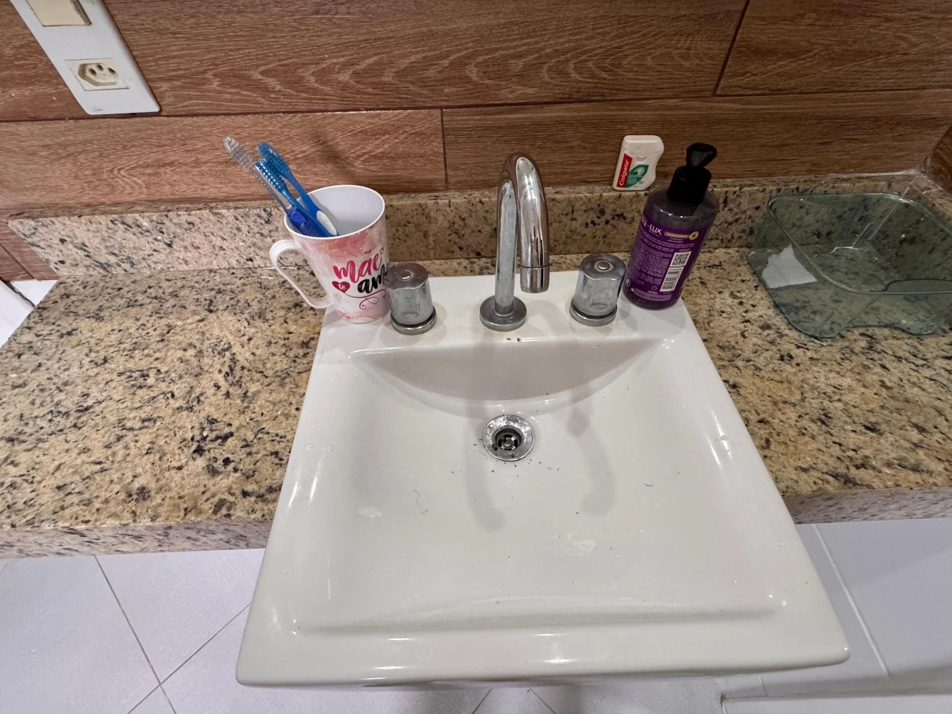 Furnished condo house with 3 bedrooms and laundry setup — photo 47
