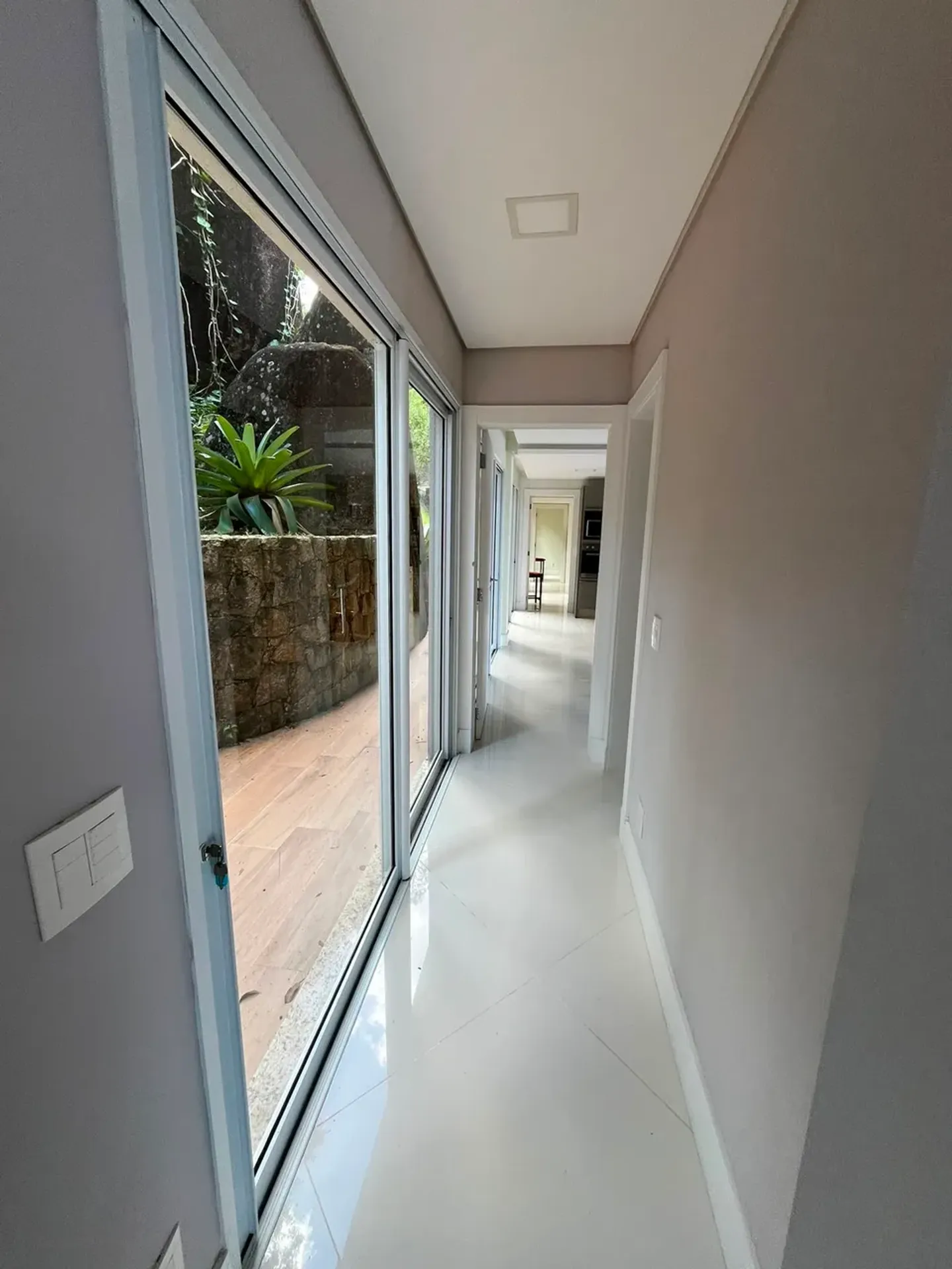 Casa de 1000 m² con vista al agua y chimenea — photo 38