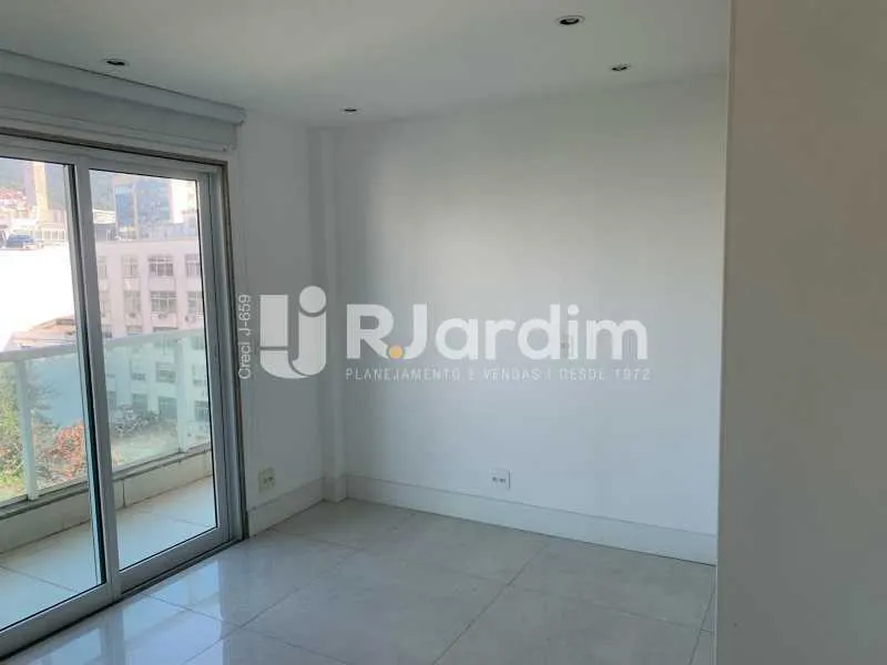 Unfurnished 3-bedroom apartment with open-plan kitchen — photo 15