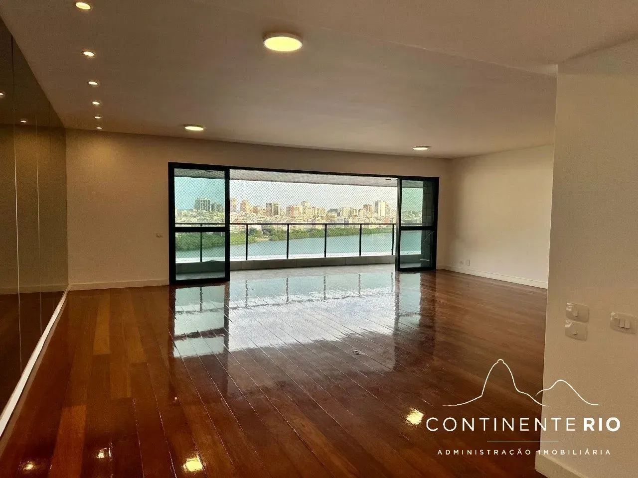Apartamento con 4 dormitorios y balcón acristalado — photo 12