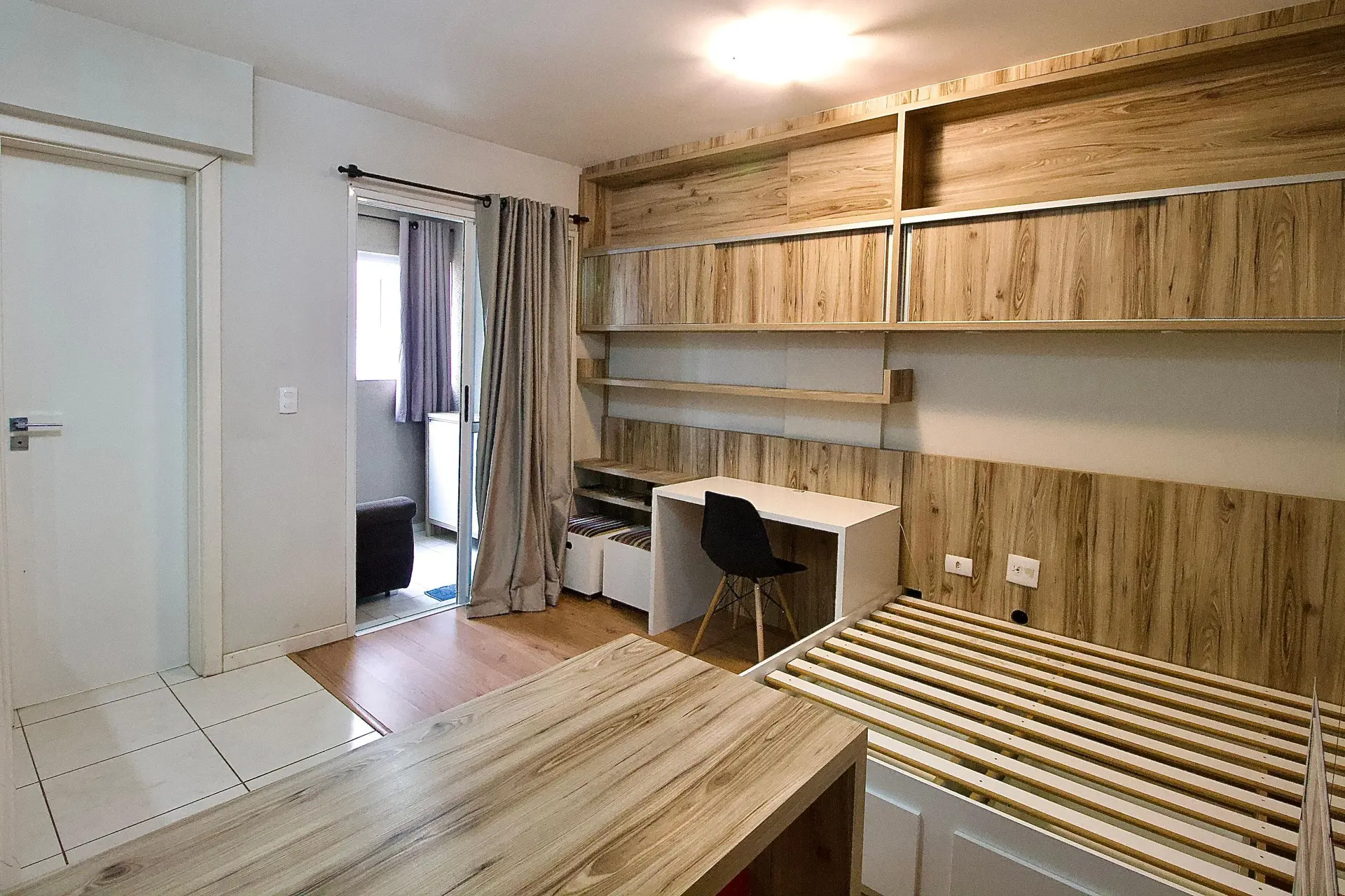 Furnished 1-bedroom apartment with a glazed balcony