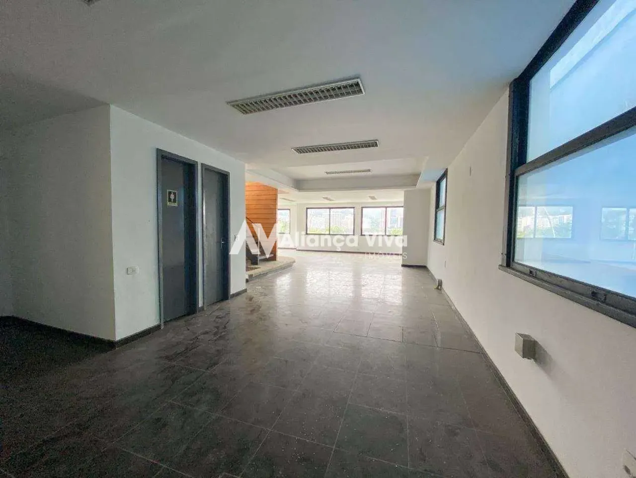 House, 824 m², with floor-to-ceiling windows — photo 17