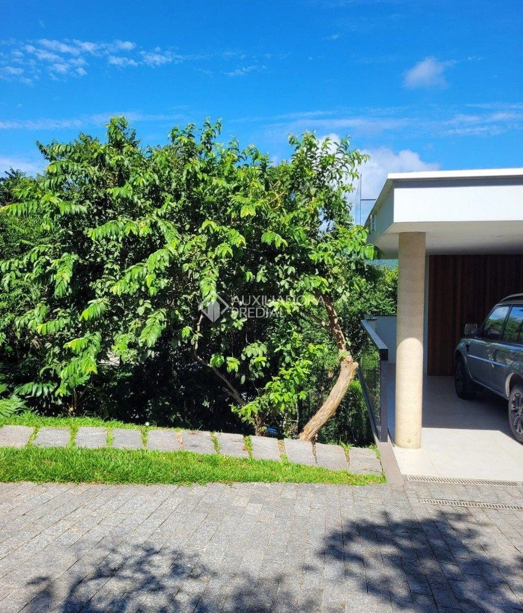 Floor-to-ceiling windows in a one-bedroom house, 158 m² — photo 20