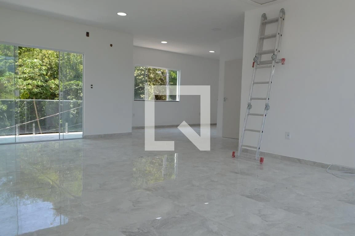 Casa de 3 quartos com janelas do piso ao teto — photo 34