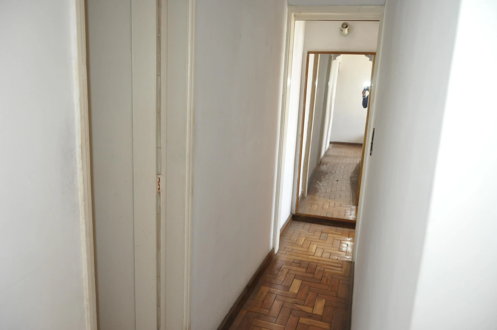 Furnished apartment, 64 m², with wood or laminate floors — photo 3