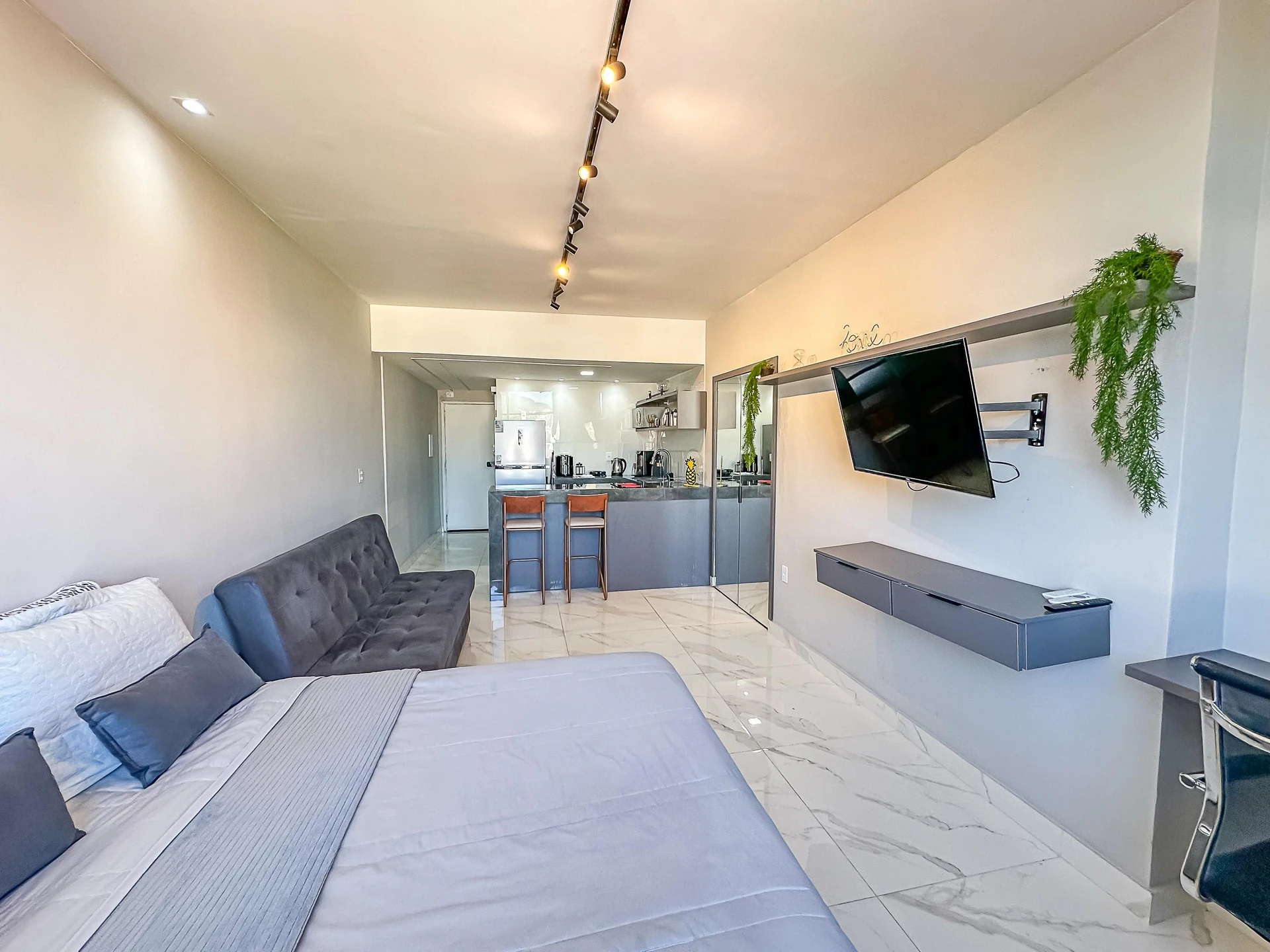 Furnished studio with 1 bedroom and 1 bathroom — photo 19