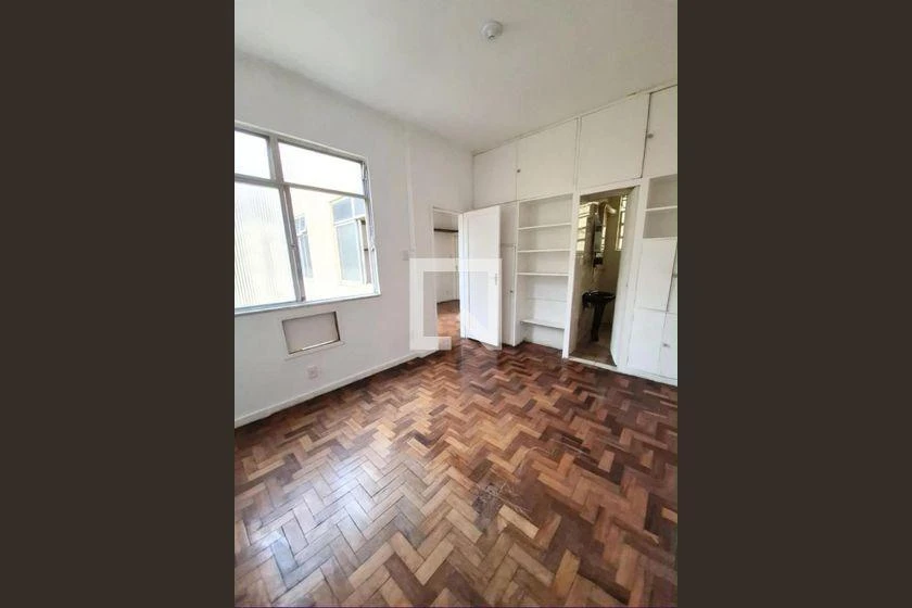 Wood or laminate floors in a one-bedroom apartment, 50 m² — photo 3