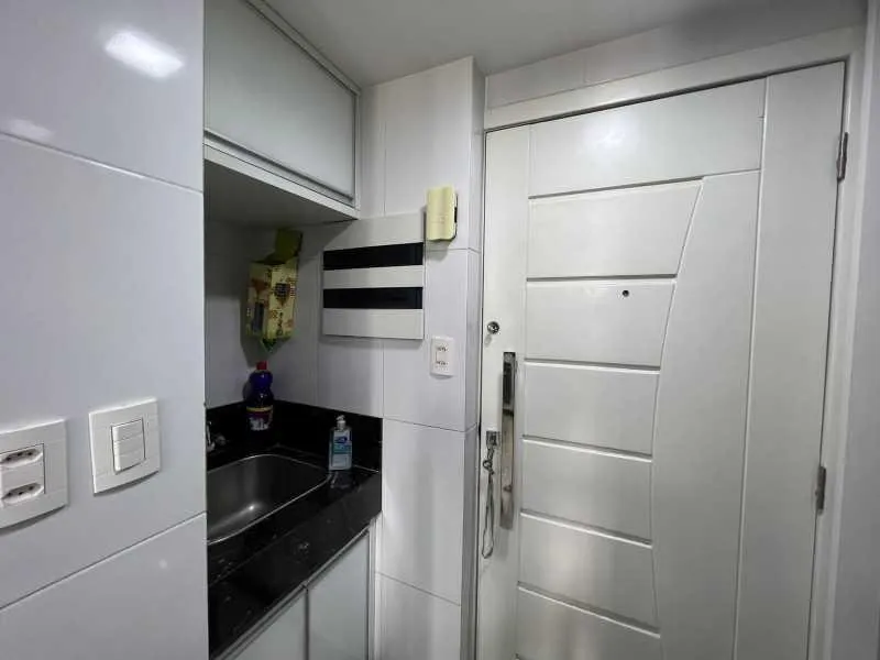 Furnished apartment with 2 bedrooms and a glass balcony — photo 14