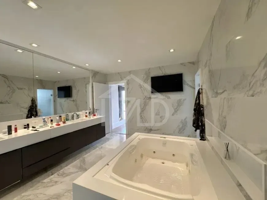 Джакузі та 4 спальні: будинок 800 м² — photo 14