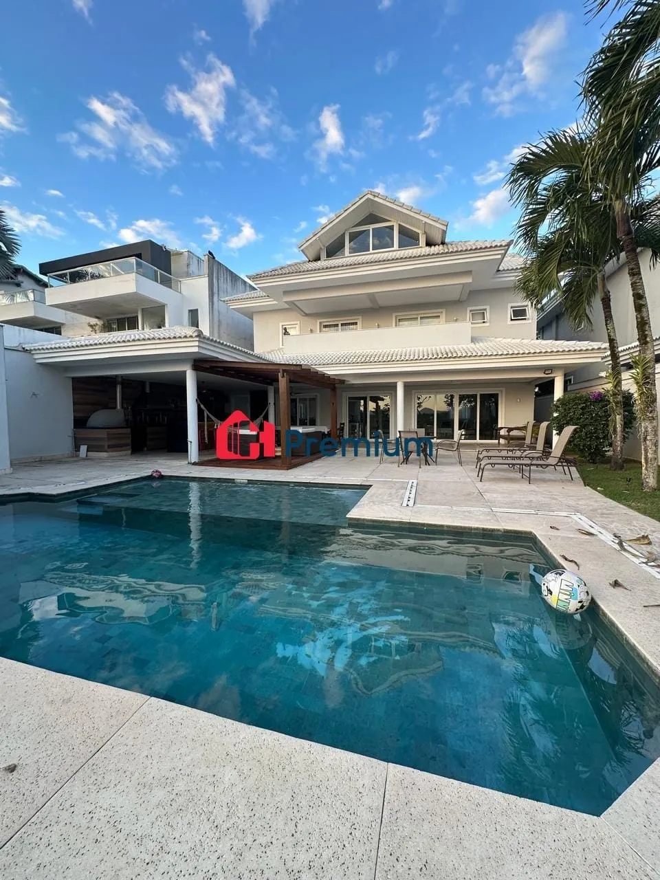 4-bedroom house with 5 bathrooms and a balcony grill — photo 11