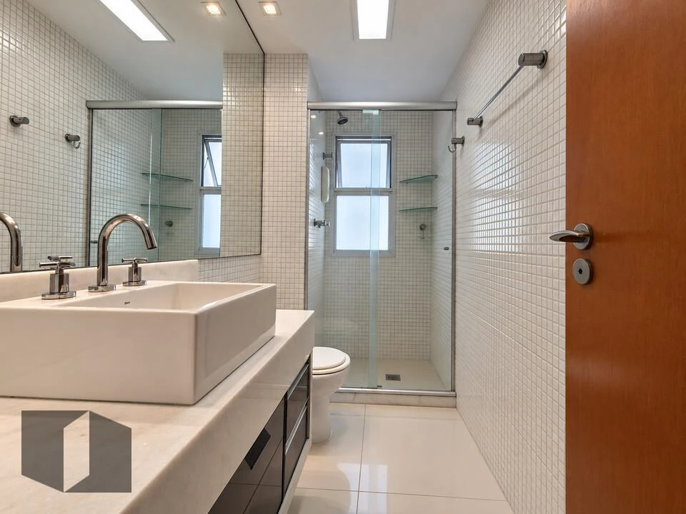 Walk-in closet in a 3-bedroom apartment, 122 m² — photo 11