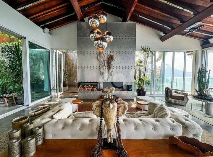Furnished house with 5 en-suites and outdoor pool