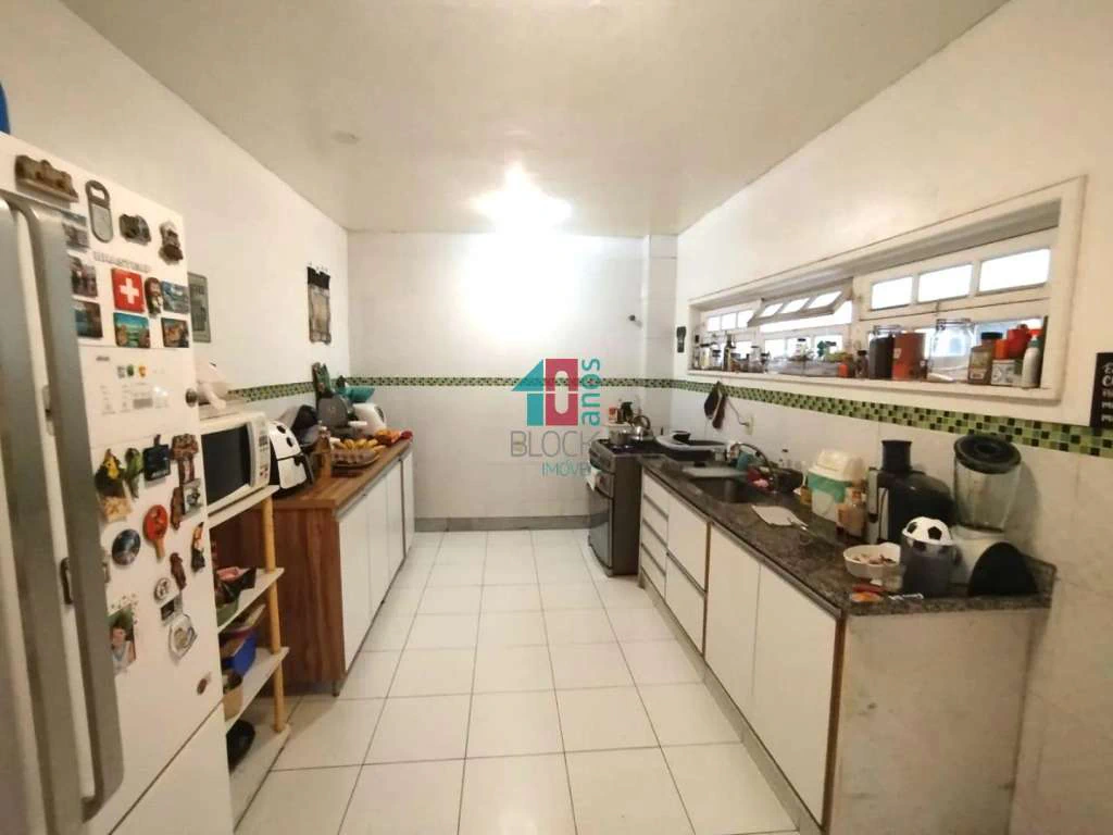 Street house 445 m² with 4 bedrooms and 1 en-suite — photo 2