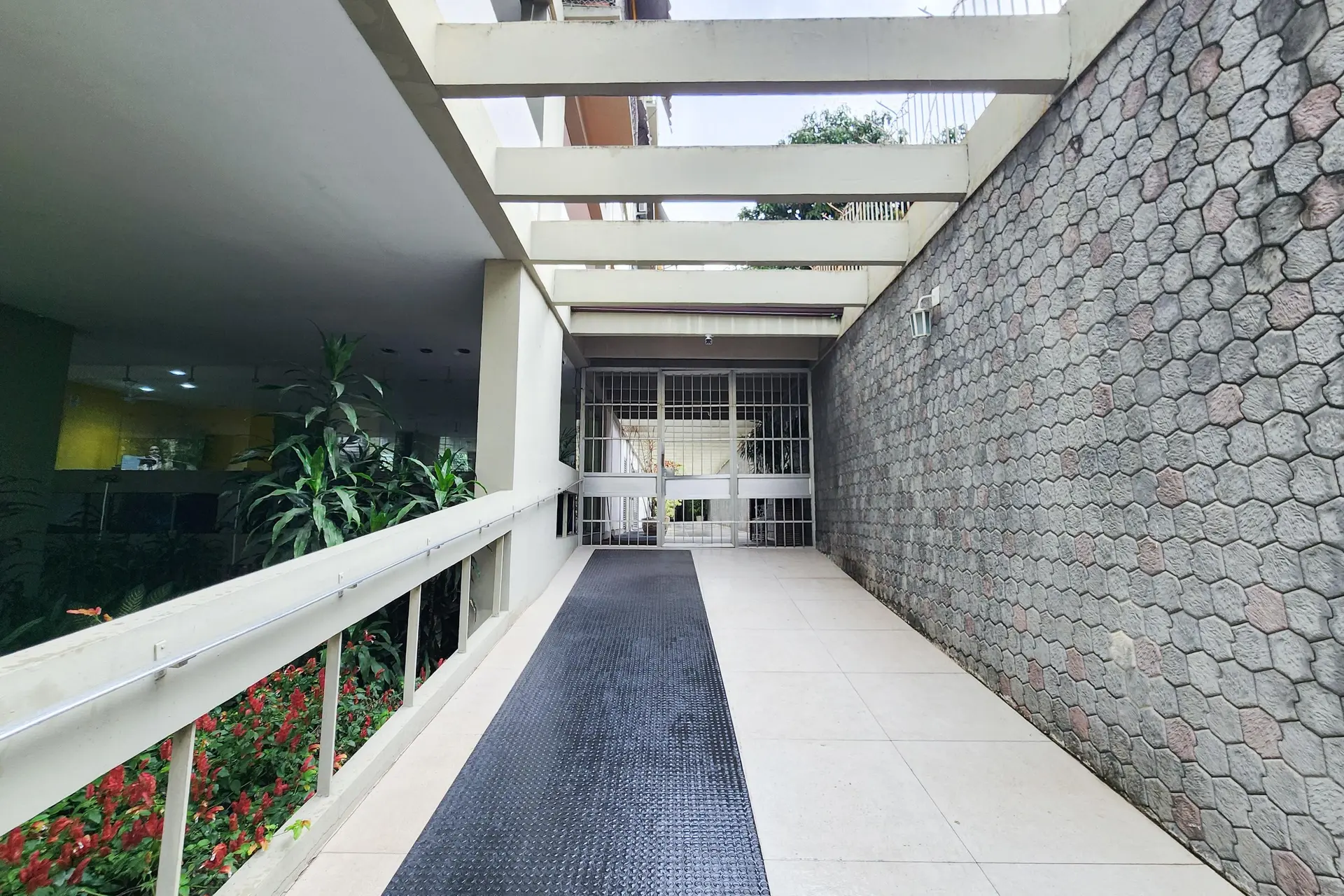 2-bedroom apartment in a building with a pool — photo 53
