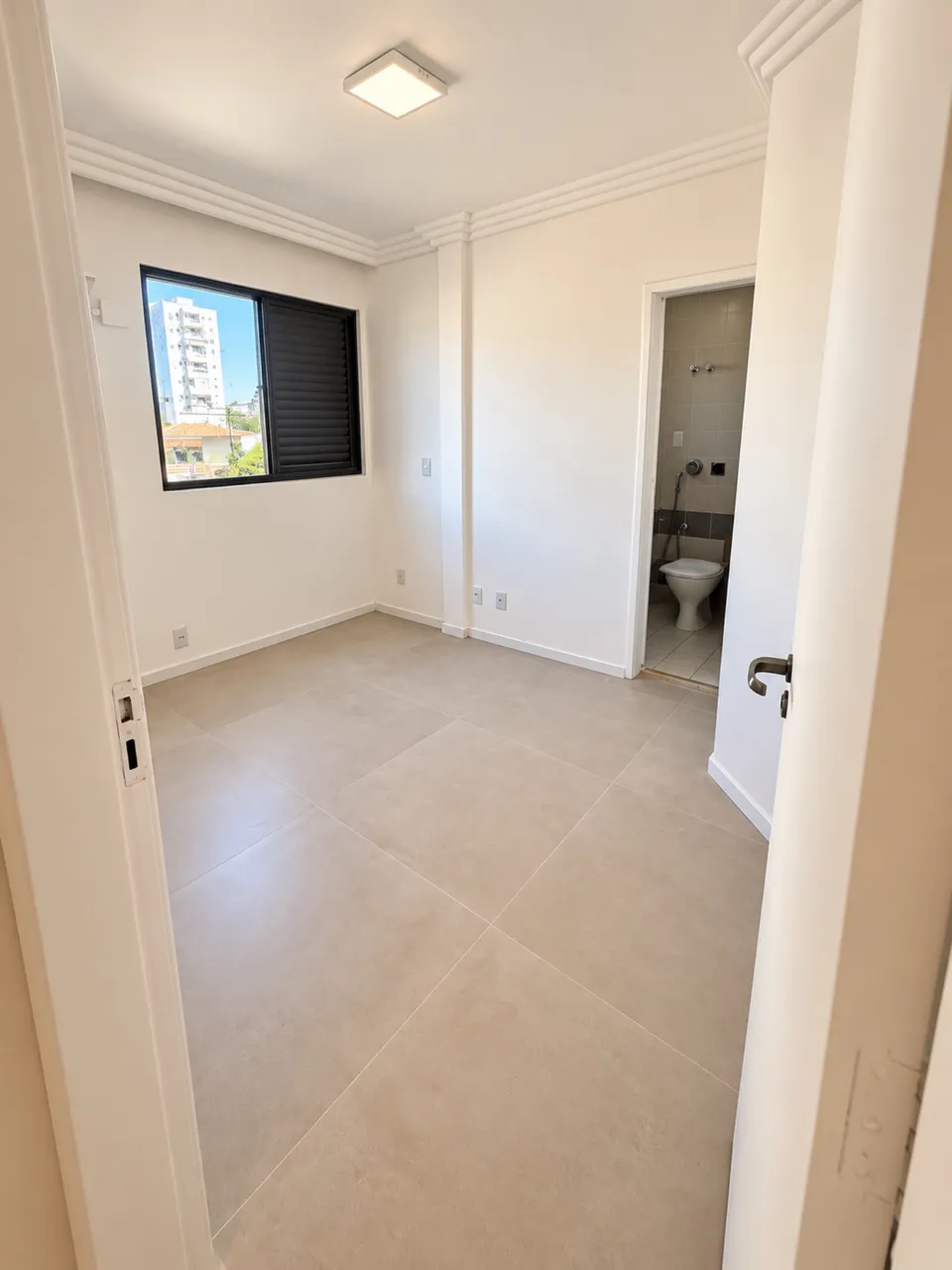 Parking-free apartment with enclosed kitchen and AC — photo 4