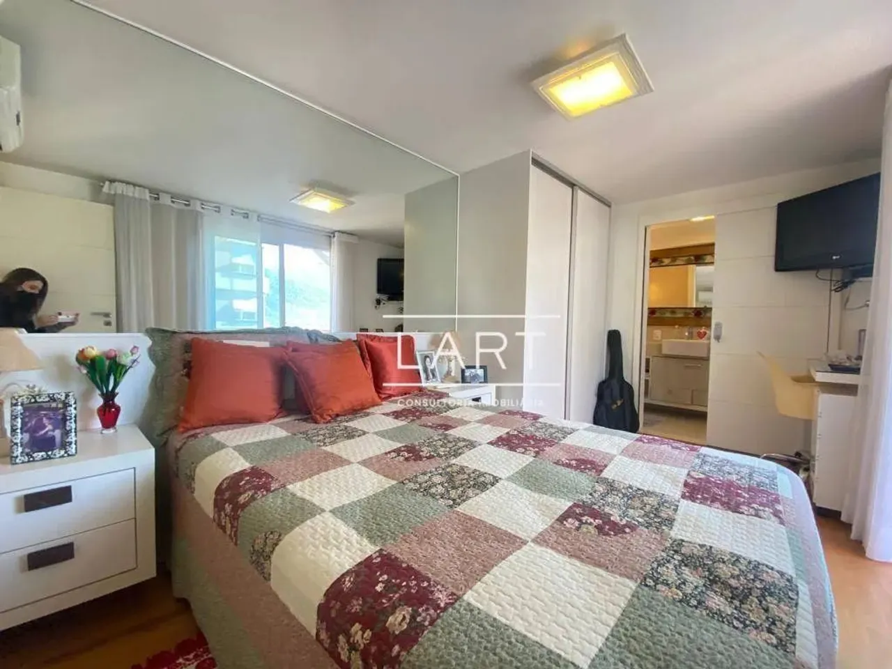 Apartamento com 4 dormitórios e 5 banheiros, 350 m² — photo 12