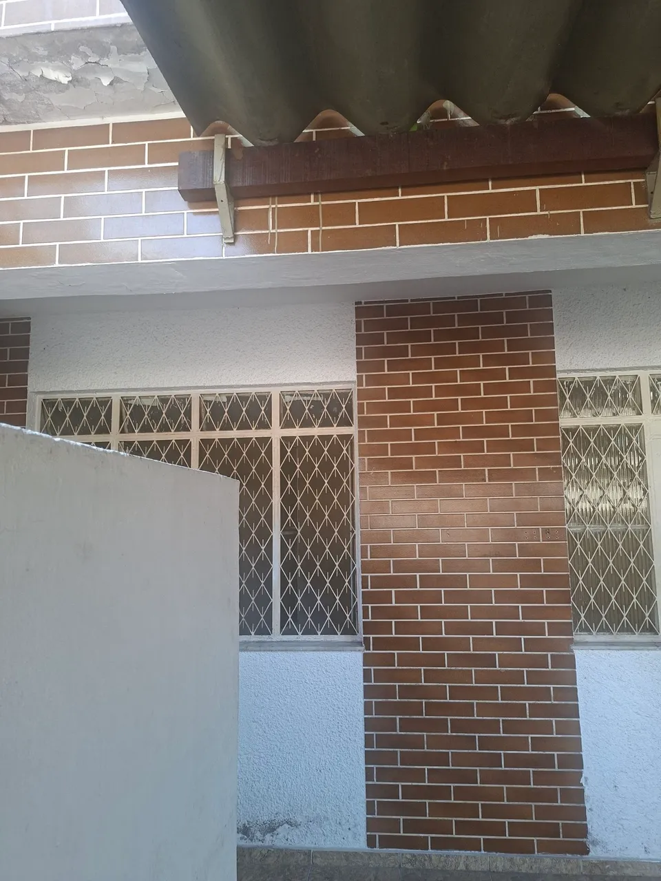 House with an electric shower and laundry area — photo 7
