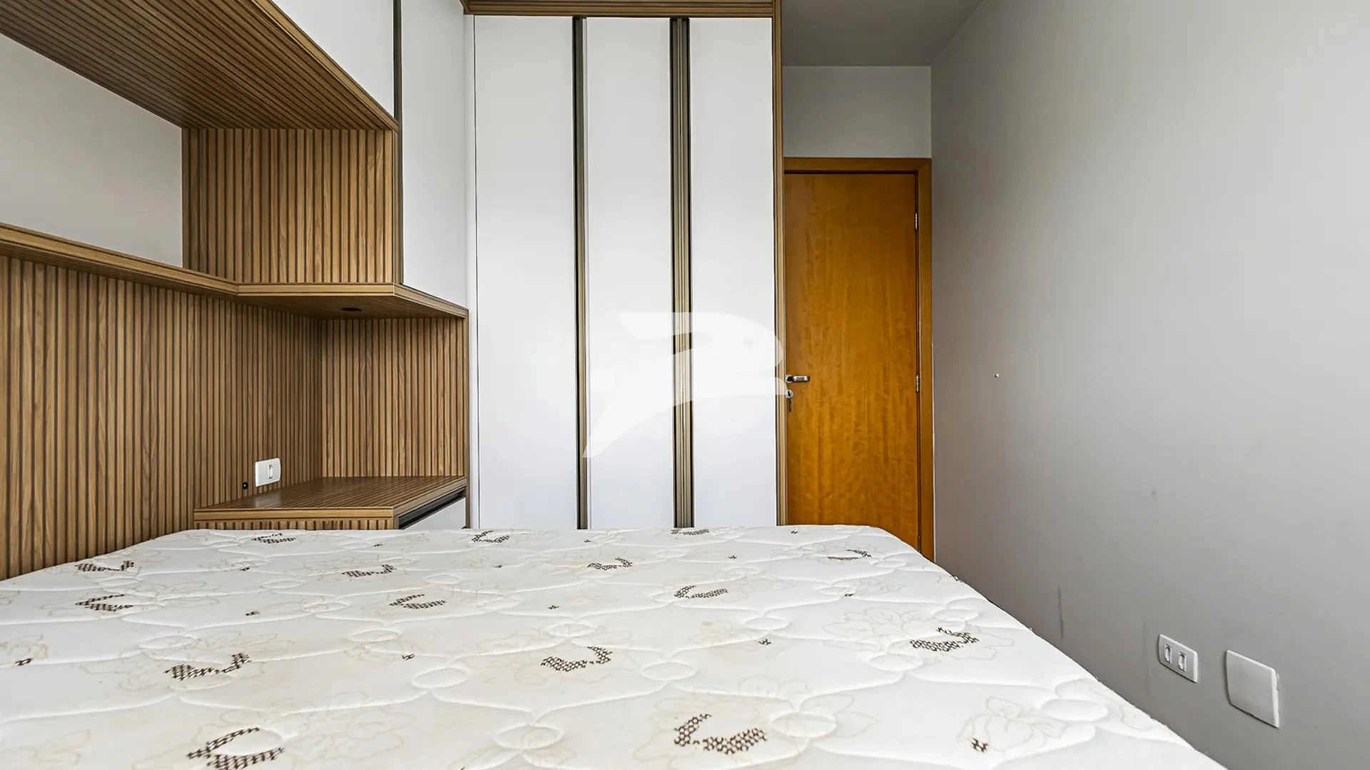 Furnished 1-bedroom apartment with enclosed balcony — photo 22