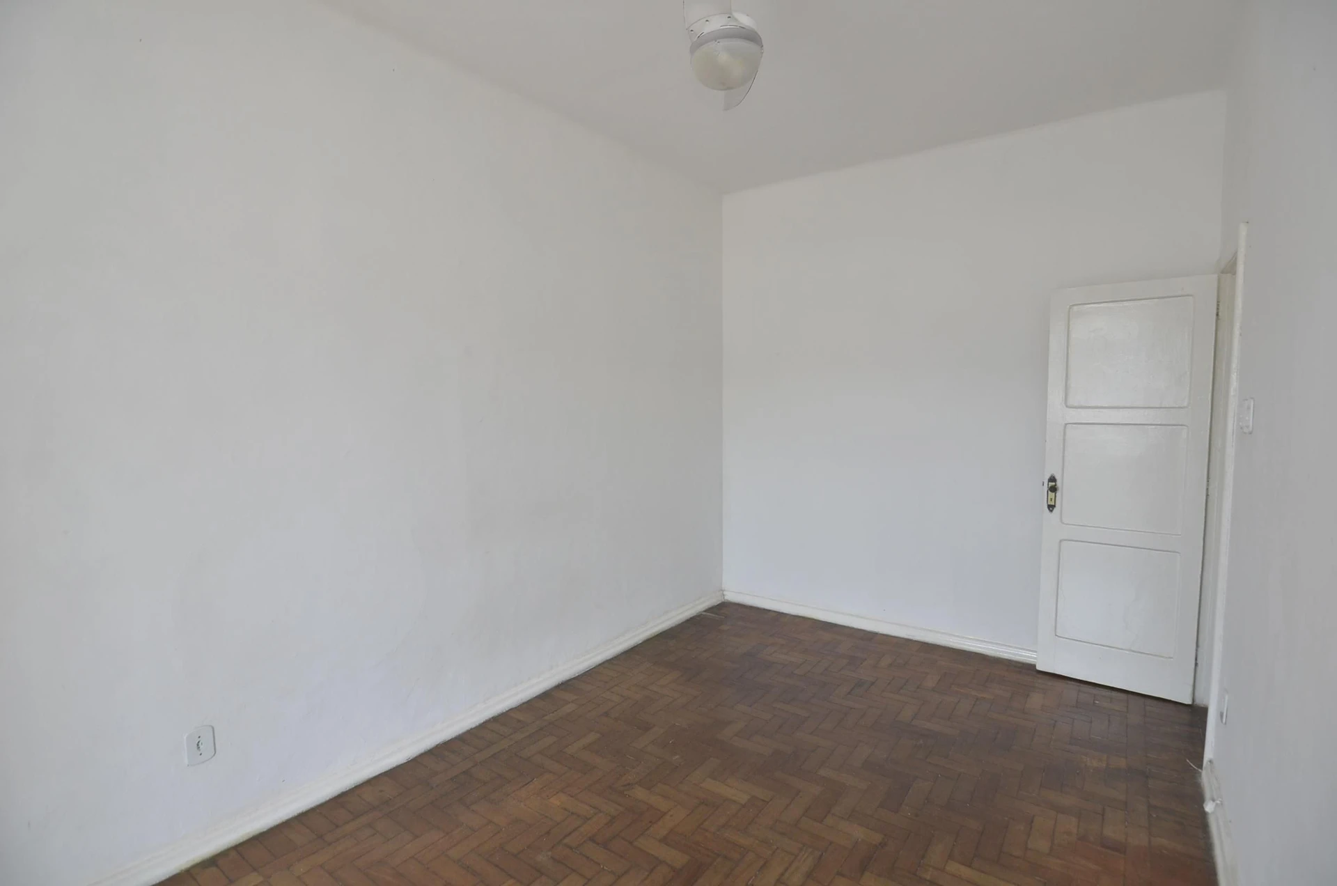 Apartment, 85 m², with wood or laminate floors — photo 3