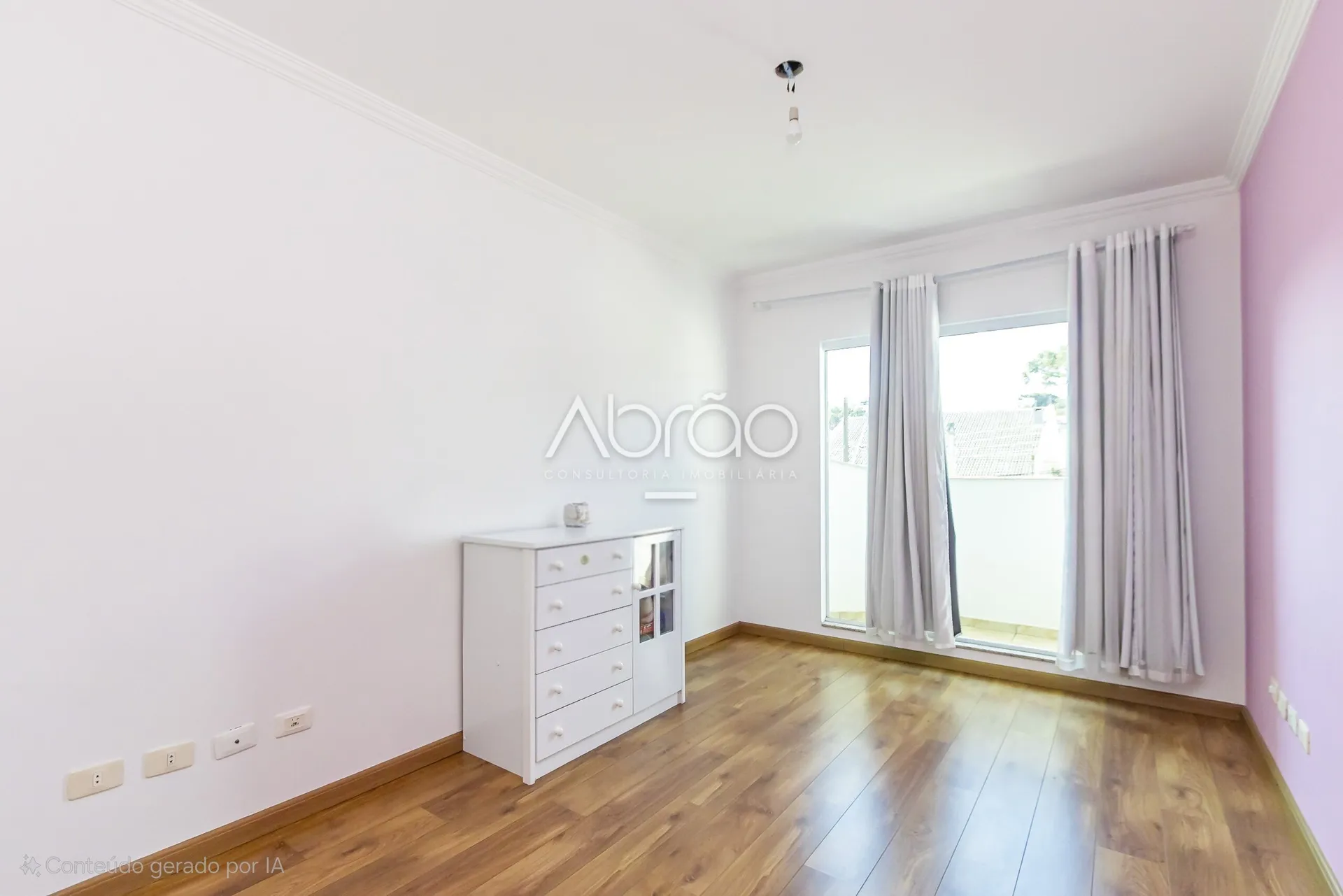 4-bedroom house with a fireplace — photo 17