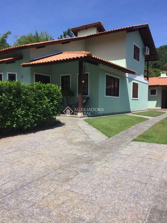 House with 4 en-suite bedrooms and laundry area