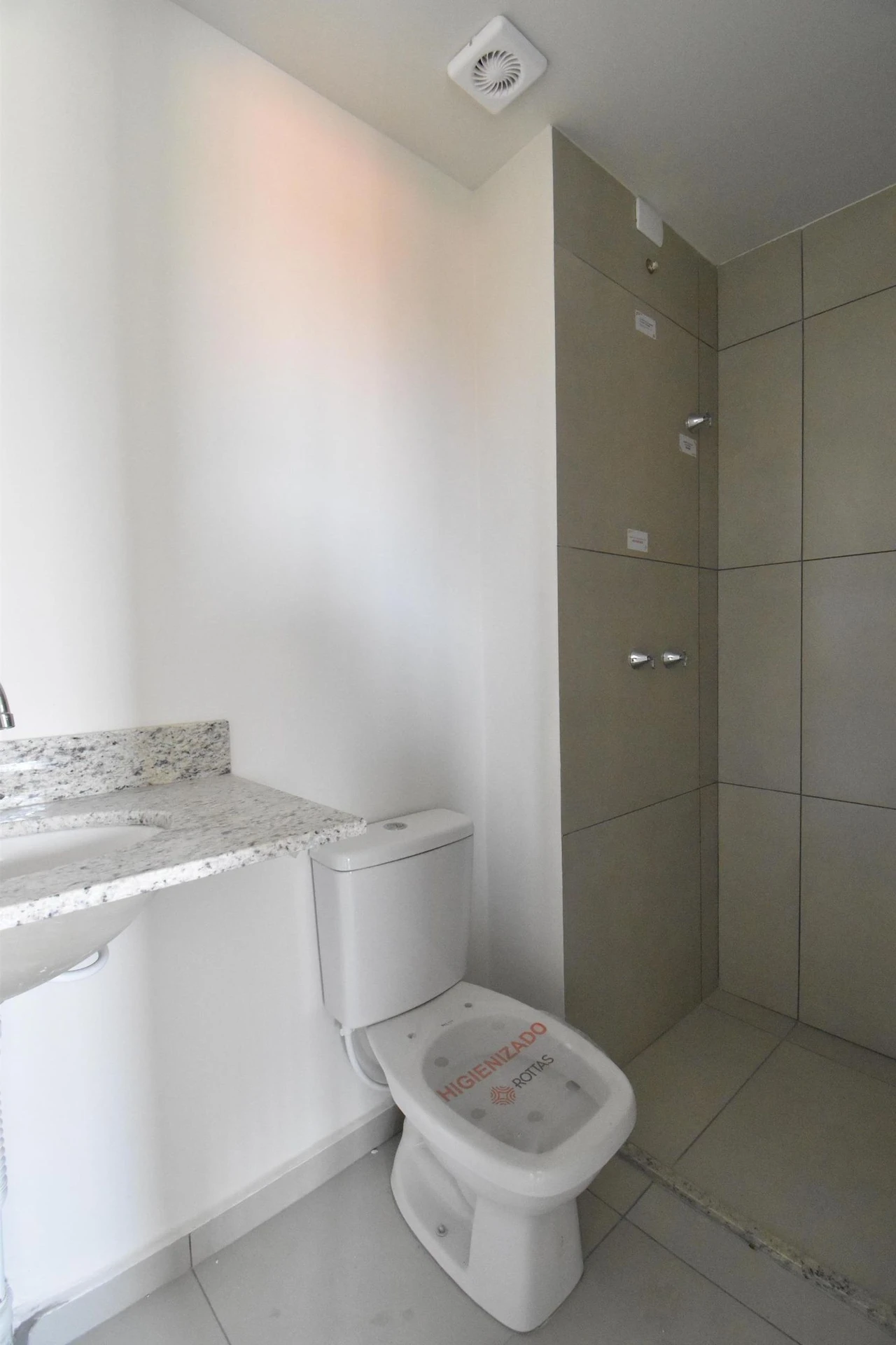Glass-enclosed balcony in a 2-bedroom apartment, 53 m² — photo 31