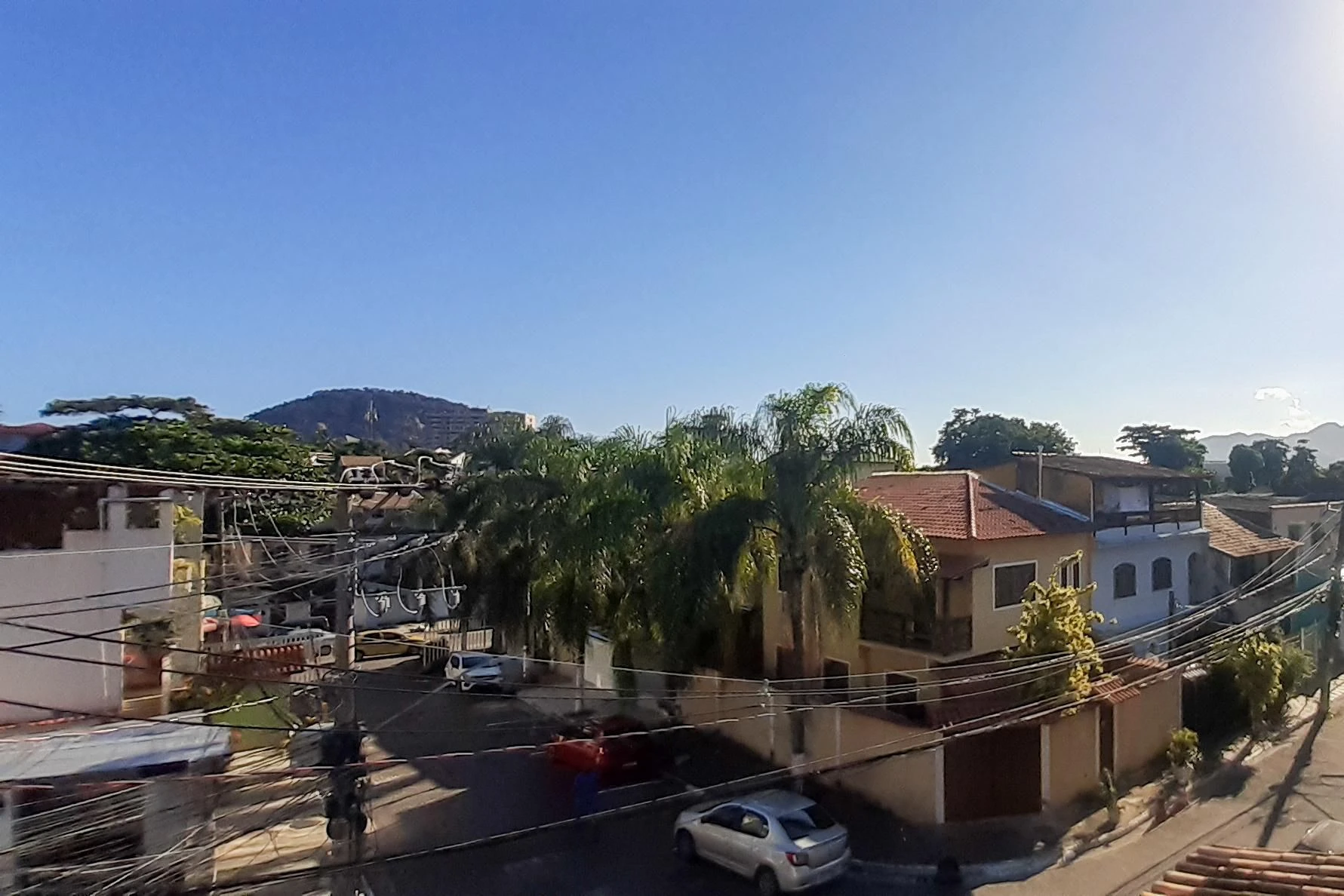 Casa mobiliada com 2 quartos e varanda envidraçada