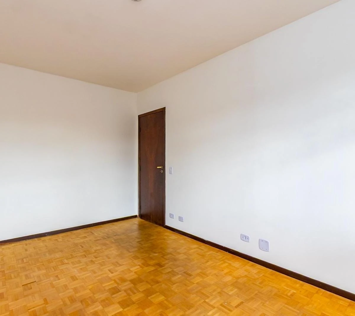 Деревянный пол или ламинат и 3 спальни: квартира 140 м² — photo 13
