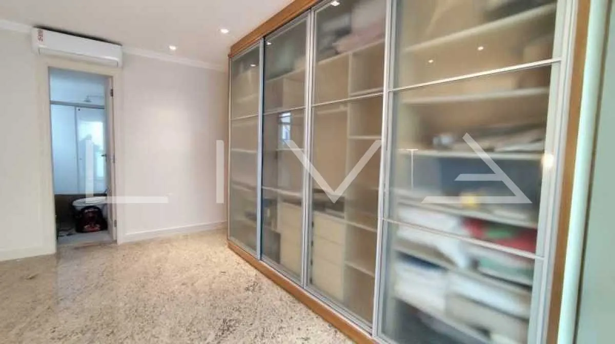 Walk-in closet in a 3-bedroom apartment, 165 m² — photo 19