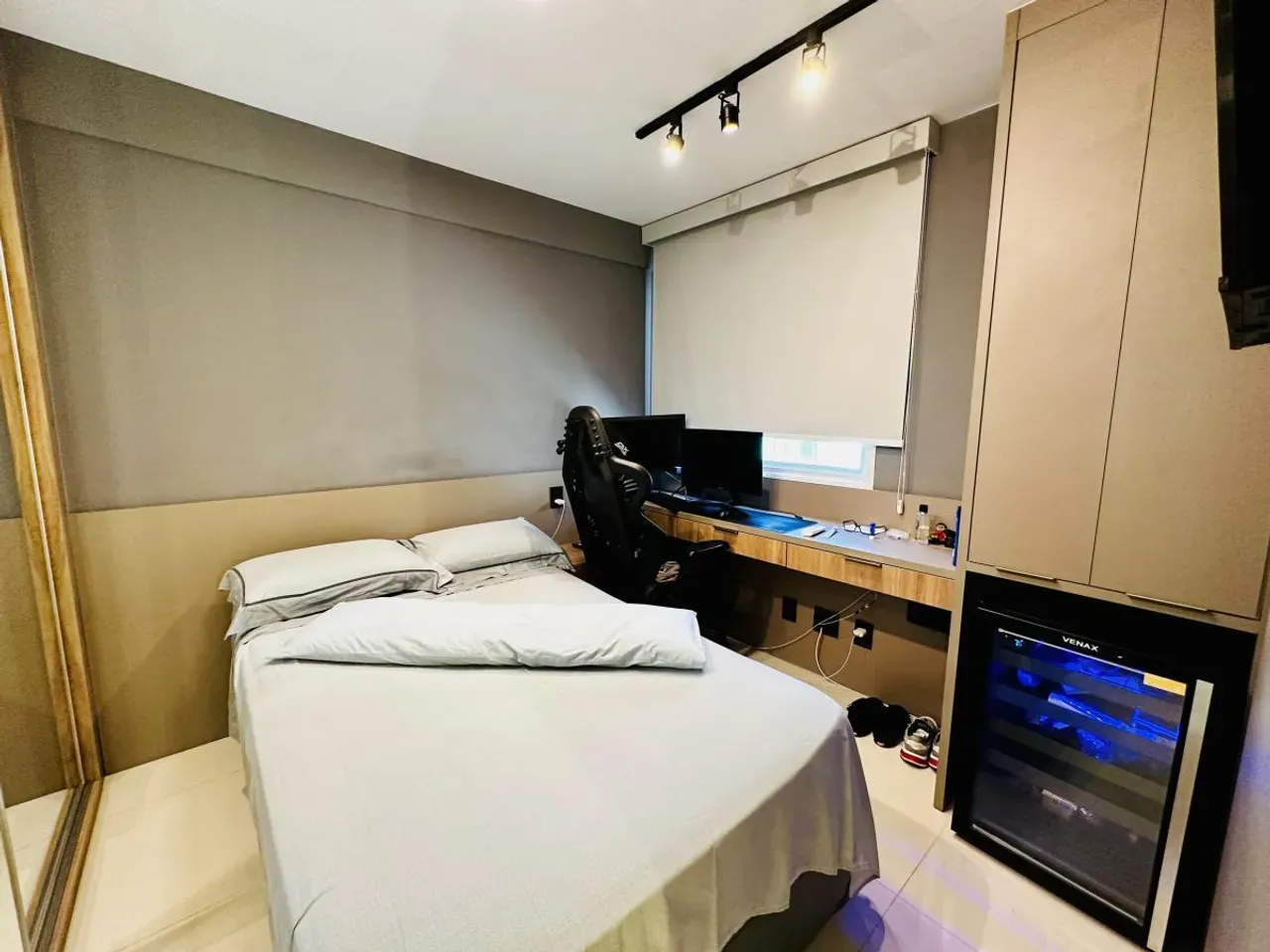 Furnished apartment, 198 m², with floor-to-ceiling windows — photo 16