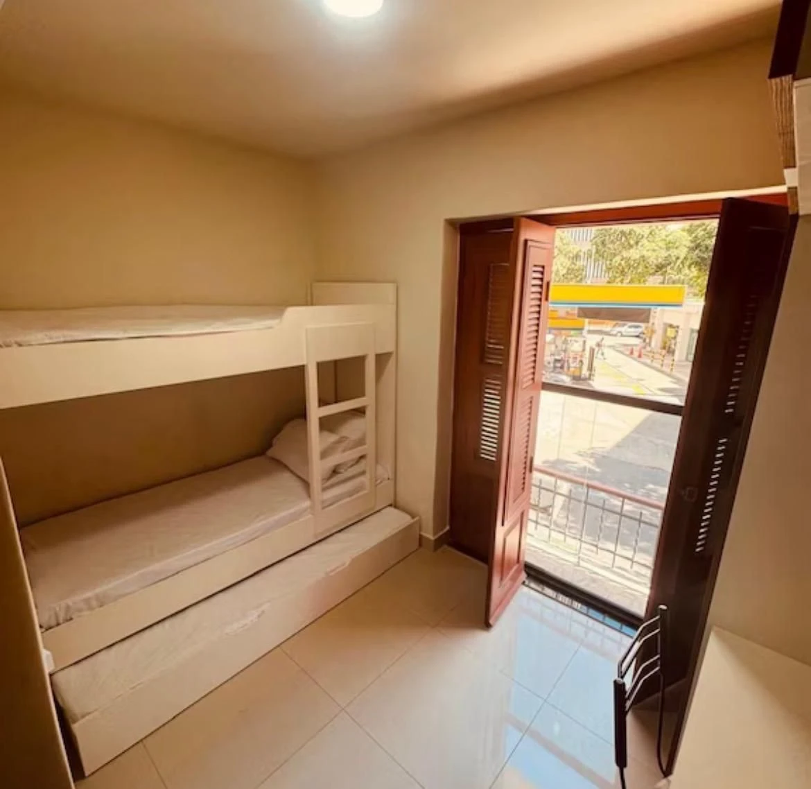Furnished 2-bedroom apartment with open-plan kitchen — photo 9