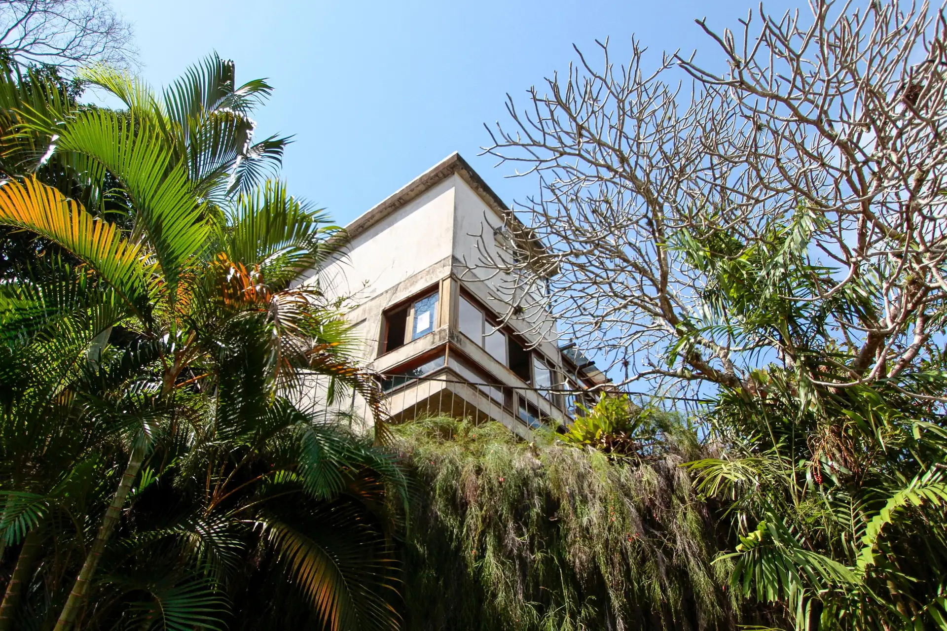 Apartamento de 109 m² com banheira e janelas do piso ao teto — photo 25