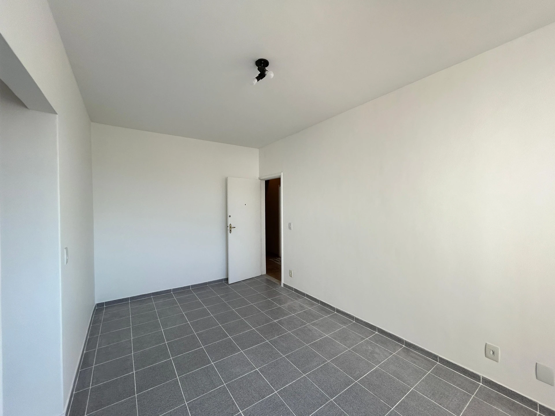 Unfurnished rental apartment with 2 bedrooms and parking — photo 22