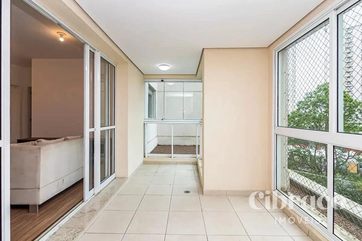 Balcony with a grill in a 4-bedroom apartment, 131 m² — photo 11
