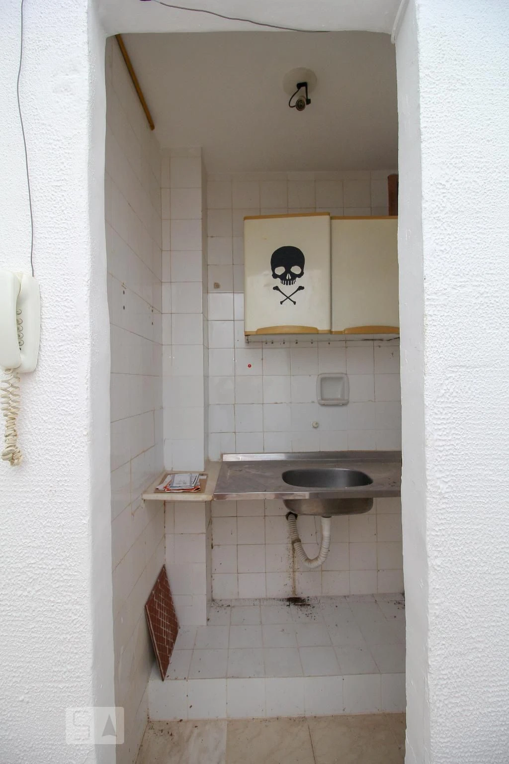 1-bedroom apartment with kitchenette and stove — photo 4
