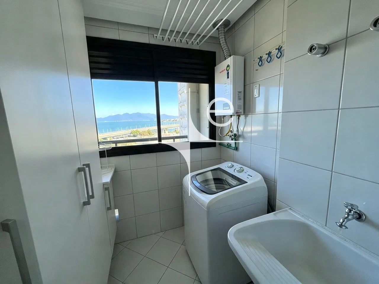 3-bedroom apartment with a washing machine — photo 2