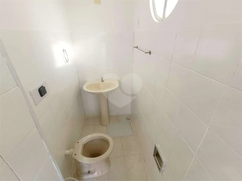 Unfurnished 1-bedroom apartment with a balcony — photo 17