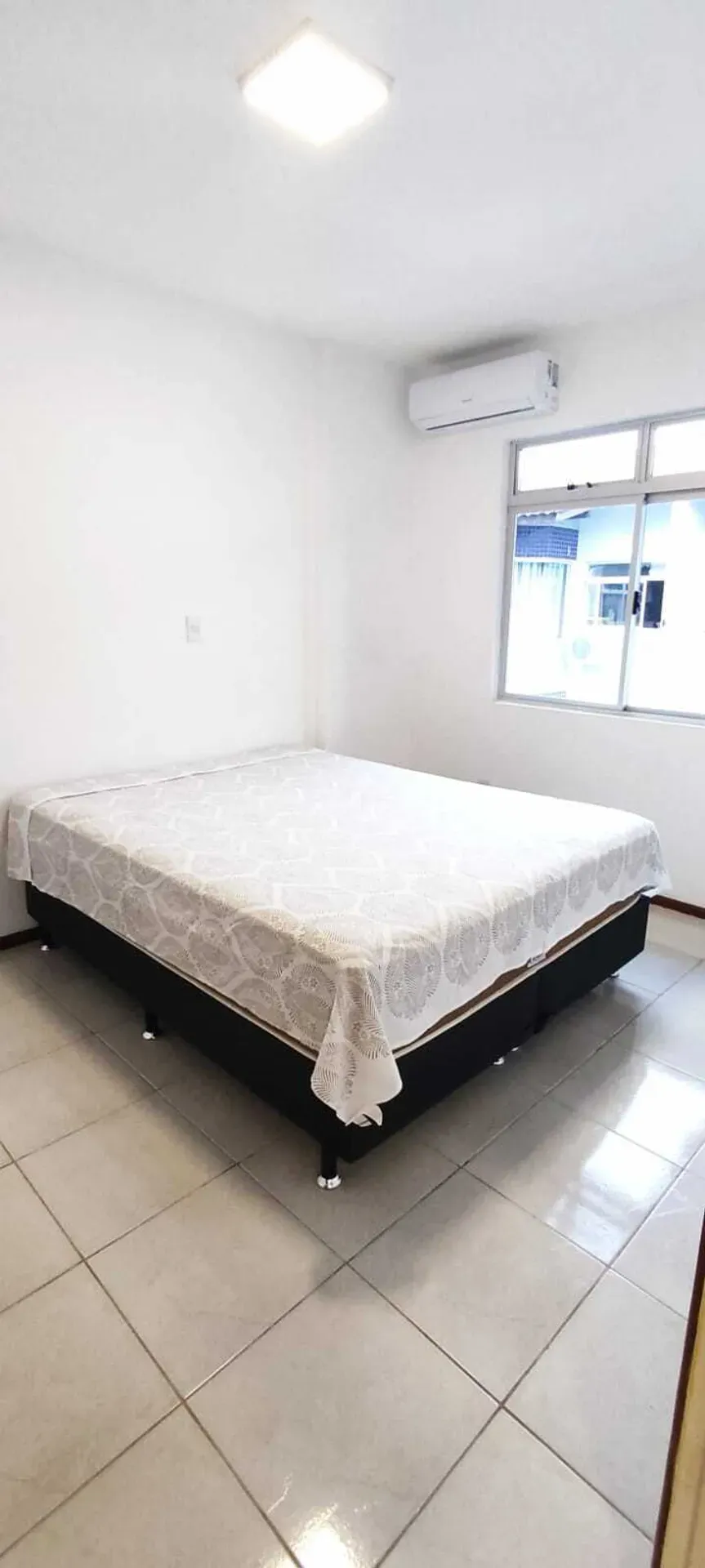 Glass-enclosed balcony in a one-bedroom apartment, 59 m²