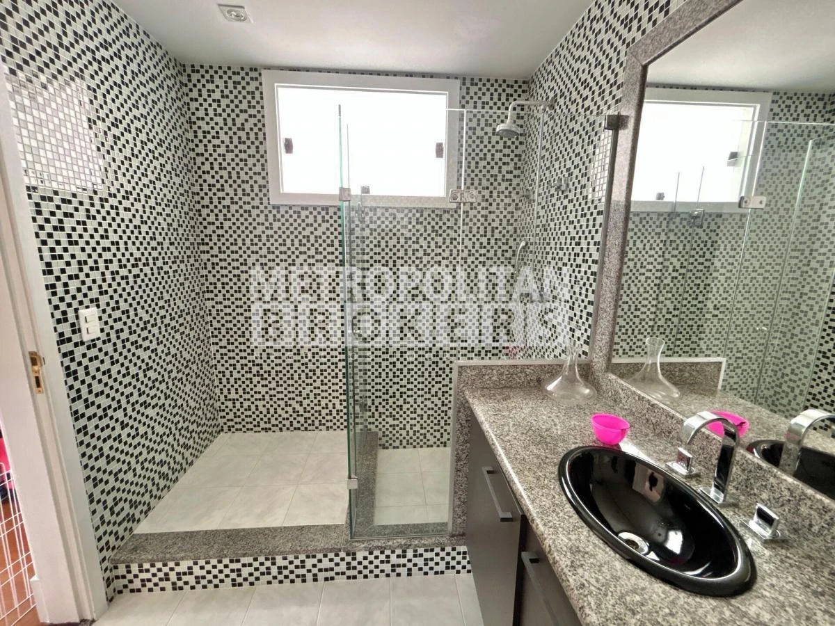 Furnished house with 7 bedrooms, 5 en-suites and 1020 m² — photo 13