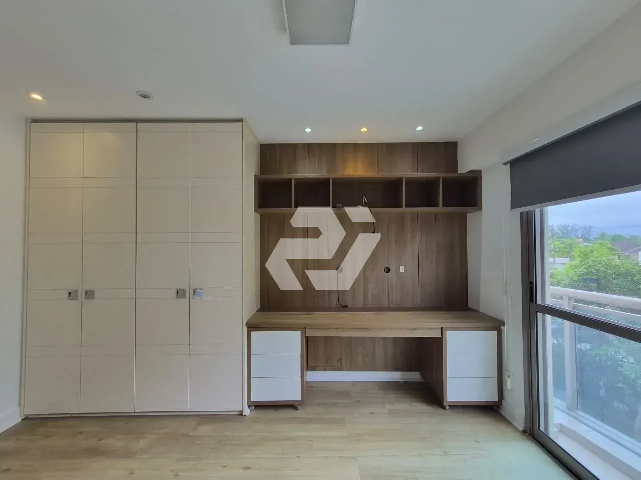 4-bedroom apartment with an enclosed glass balcony — photo 24