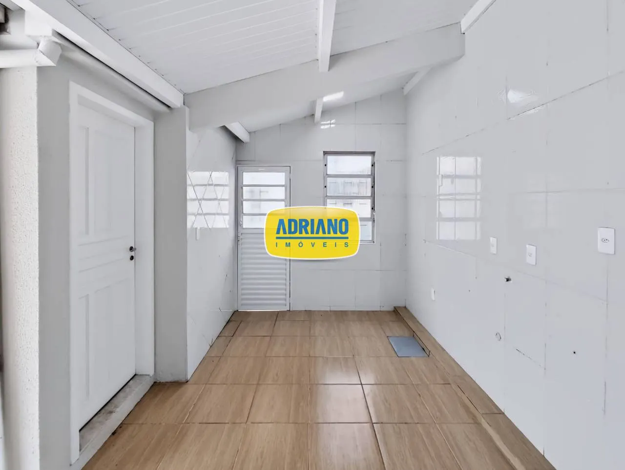 House with 5 bedrooms and a closed-off kitchen — photo 45